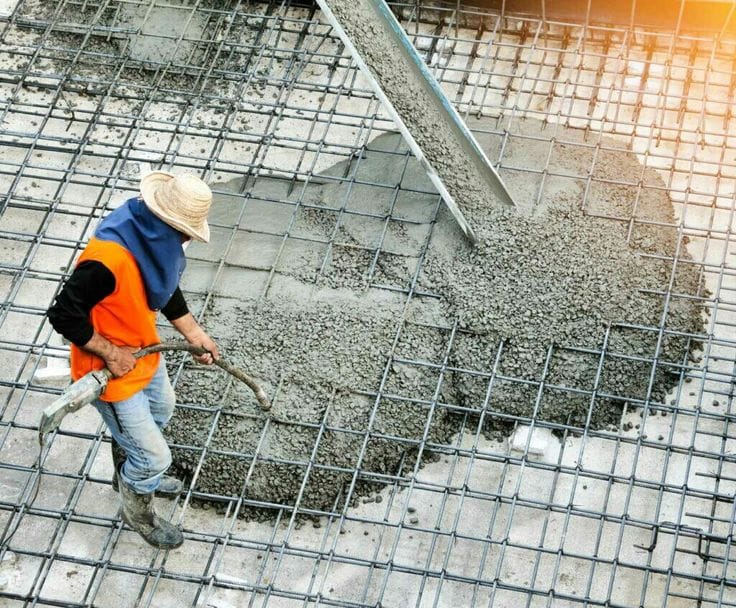 Colado y proyección de hormigón sobre malla de obra